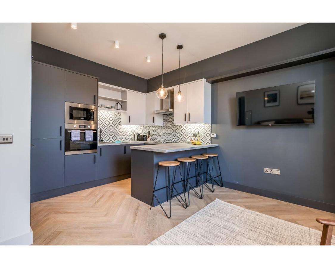 Apartment Apartments: Street *
