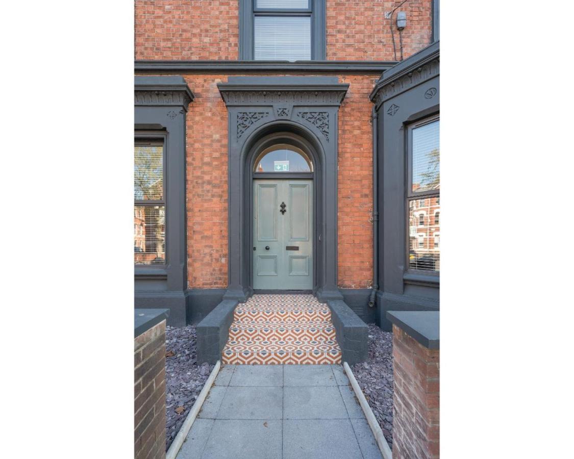 Apartments: Street Apartment *