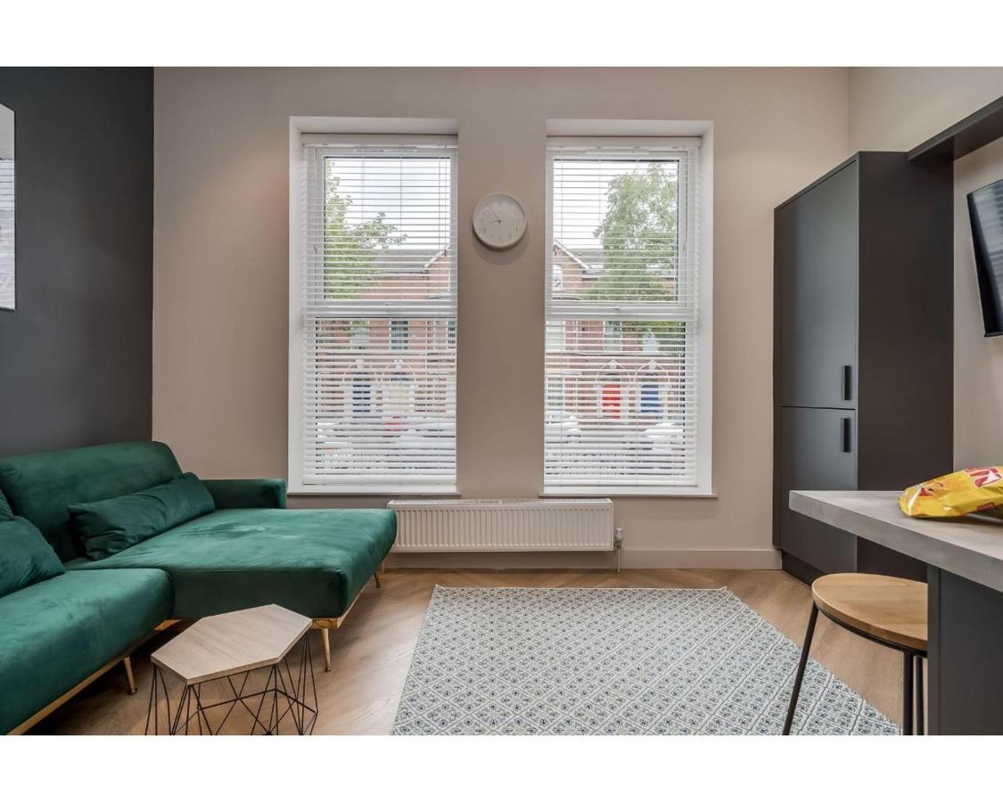 Apartments: Street Apartment *