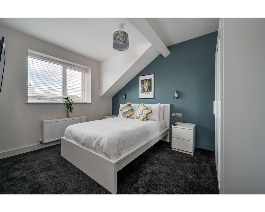 Apartment Apartments: Street *