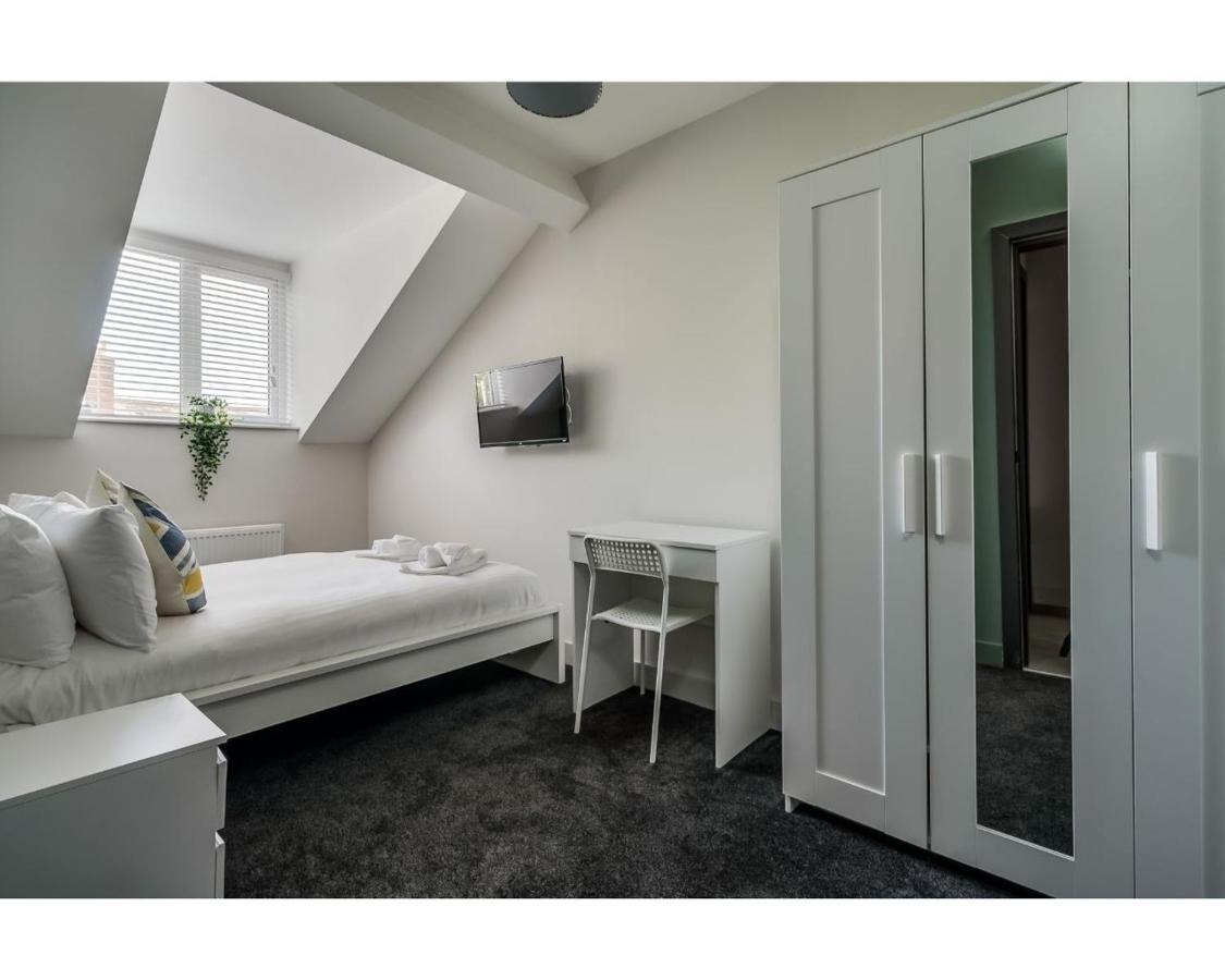Apartment Apartments: Street *